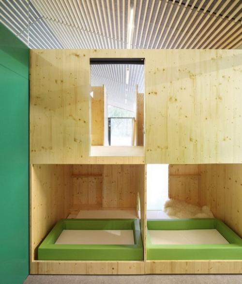 Детский сад, построенный на исторической территории в марбурге, тесно связан с традициями этого университетского города. 09