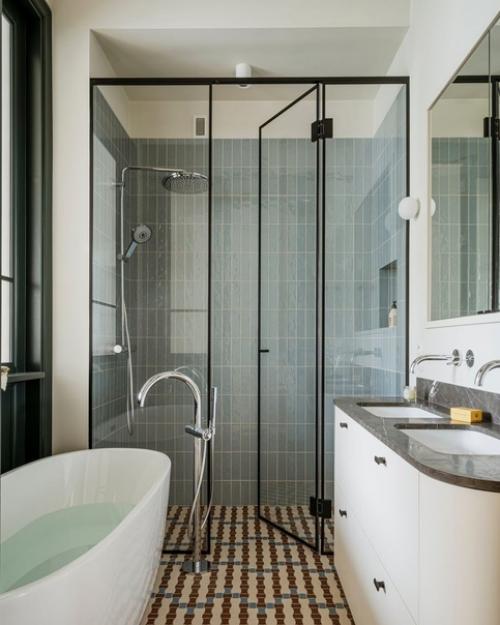 Дизайнер марта храпка в своем проекте объединила монохромные черно-белые оттенки с теплыми элементами светлого и темного дерева. 07