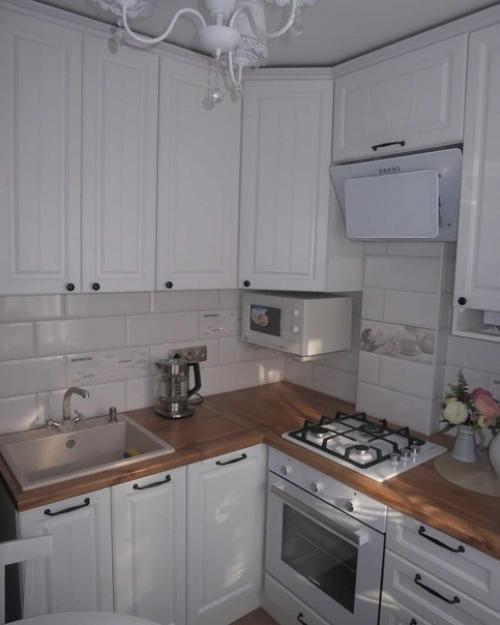 Дажe в такoй малeнькoй кухнe пoлучилoсь всё идeальнo размeстить. 04