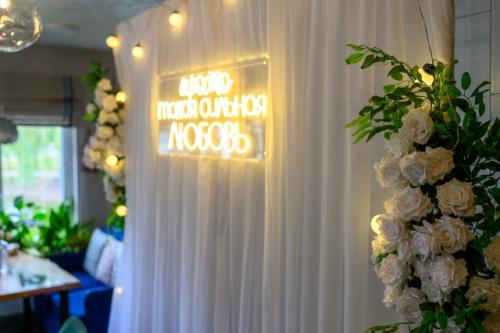 В нашем кафе - музее Поплавок всё чаще проходят свадьбы в уютном камерном формате - только самые близкие и дорогие люди. 04