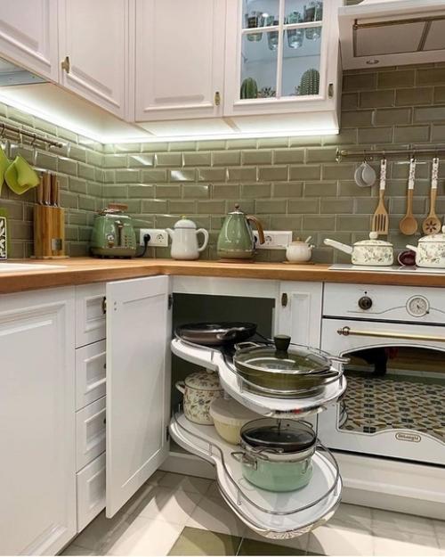 Красивое сочетание зелёного фартука и белой кухни. 03