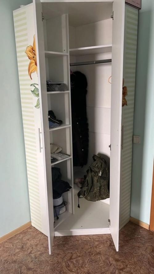 В Чите.  Продам красивый угловой шкаф с оригинальным цветочным орнаментом в отличном состоянии. 01