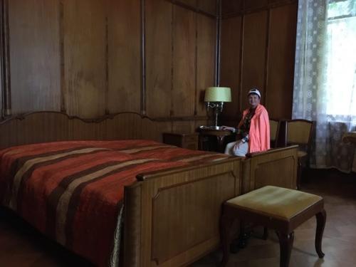 Дача расположена повыше над уровнем моря, утопает в зелени, чтобы не видно было их с берега. 01