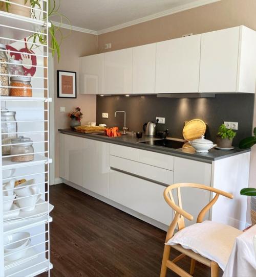 Каждая комната этой немецкой квартиры свой цветовой акцент имеет. 04