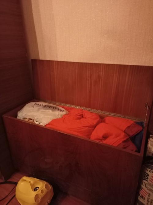 Здравствуйте!  После смерти родителей - переехали в их дом. 01