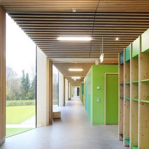 Детский сад, построенный на исторической территории в марбурге, тесно связан с традициями этого университетского города. 06