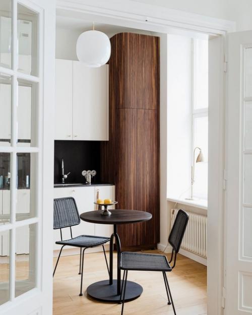 Дизайнер марта храпка в своем проекте объединила монохромные черно-белые оттенки с теплыми элементами светлого и темного дерева. 03