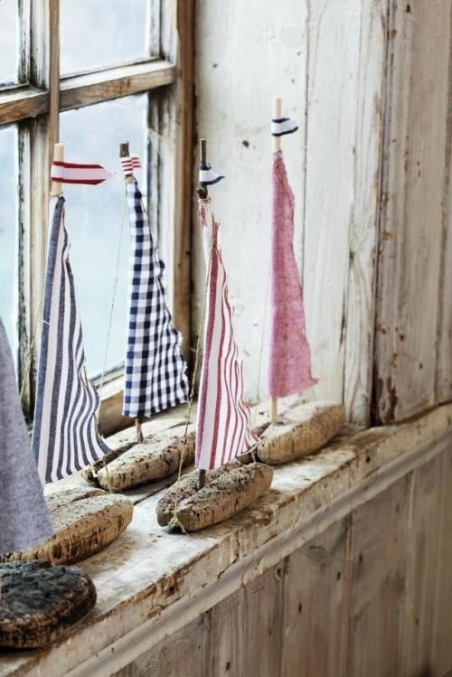 Кораблики из палочек и дощечек, вынесенных на берег, можно сделать вместе с детьми. 01