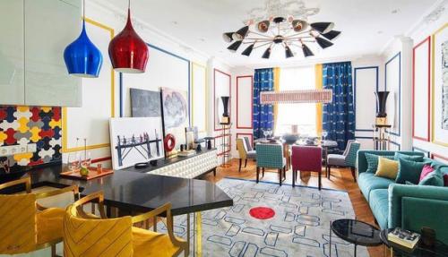 Не каждый решается создать яркий интерьер в своей квартире. 01