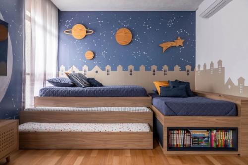 Космический интерьер детской спальни и игровая/учебная комната, оформлена в спортивной тематике - для двух мальчишек. 01