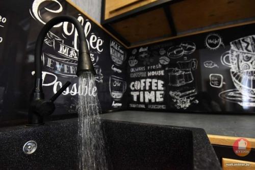 Андрей из Гомеля потратил 1, 5 года на то, чтобы сделать из убитой хрущевки конфетку. 06