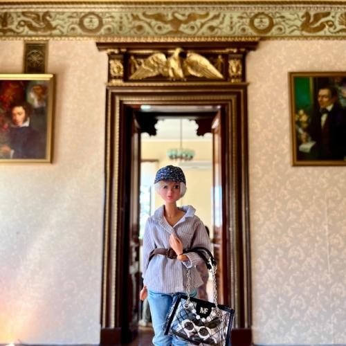 Из коридора мы в центральный гостиный зал потолок попадаем! 08