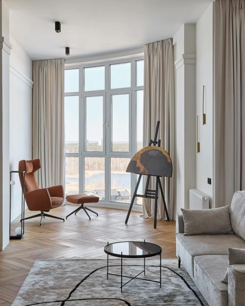 Владельцы этой квартиры в жилом комплексе Минска - семейная пара, чьи дети выросли и проживают отдельно. 02