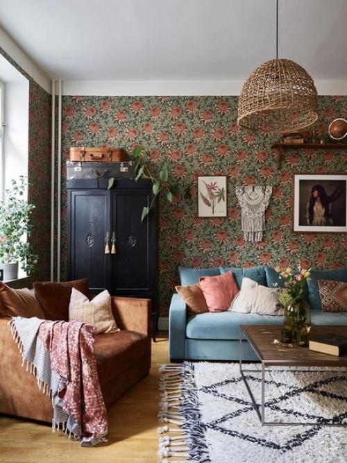 Квартира любителей цветочных мотивов и винтажных деталей.