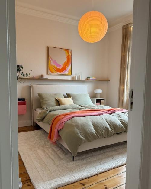 Уютная квартира с базовым светлым интерьером, мастерски украшенная ярким текстилем, декором и цветами, оживает благодаря смелым акцентам. 03