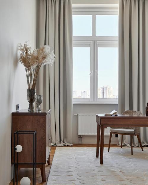 Владельцы этой квартиры в жилом комплексе Минска - семейная пара, чьи дети выросли и проживают отдельно. 05