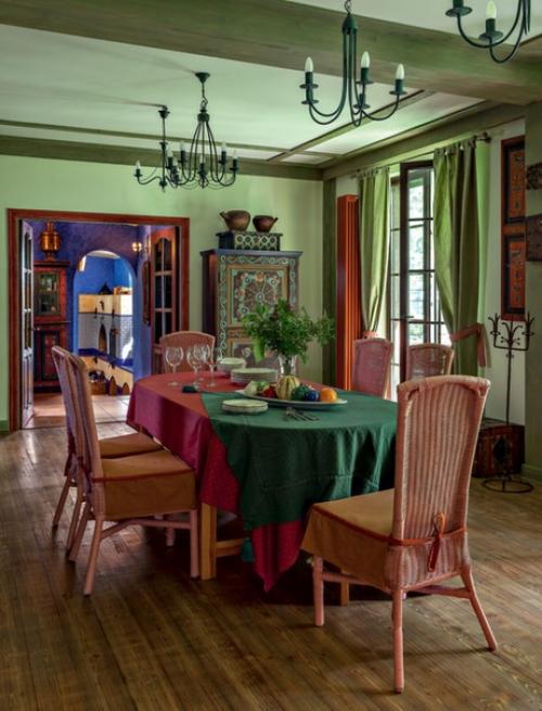 Дом Леонида Парфёнова и его жены Елены, украшенный коллекцией вологодской мебели и утвари конца XIX - начала XX века. 01