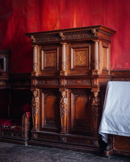 В интерьерах особняка Брусницыных. 05