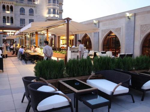 В последние годы баку довольно активно развивается, особенно это касается культурной жизни города. 04