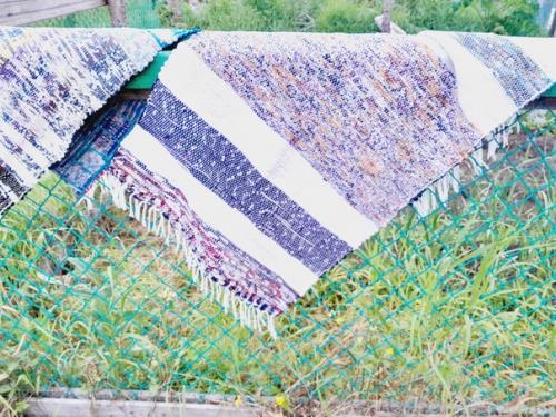 Где-то прочитала, что половики и коврики как машина времени - уносит нас в прошлое, в уютный дом мамы и бабушки. 05