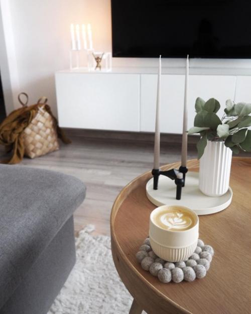 В каждой комнате этого уютного скандинавского дома присутствует коричневые и бежевые оттенки, напоминающие о любимой осени. 02