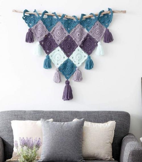 В последнее время в мире дизайна появился новый тренд - украшение интерьера с помощью вязаного панно. 04