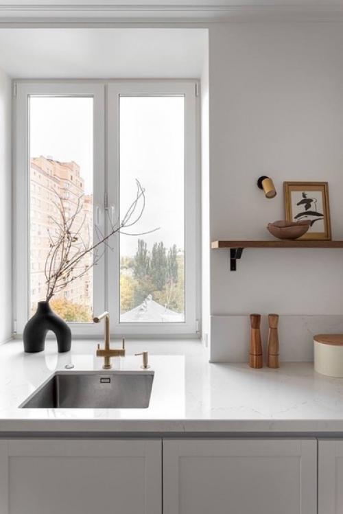 Лаконичный интерьер московской квартиры с элементами современной классики и мебелью в стиле mid - Century Modern. 05