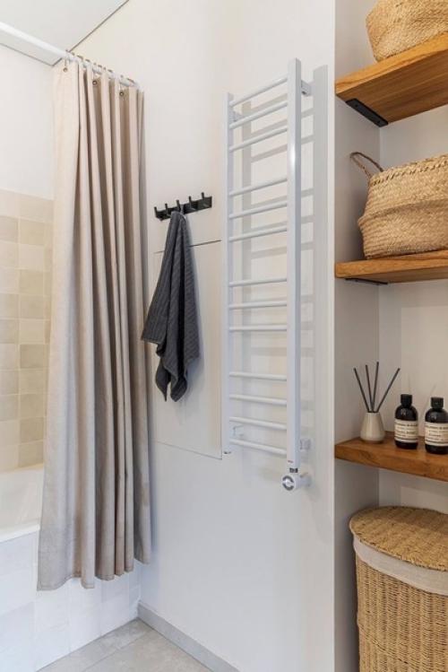 Лаконичный интерьер московской квартиры с элементами современной классики и мебелью в стиле mid - Century Modern. 09