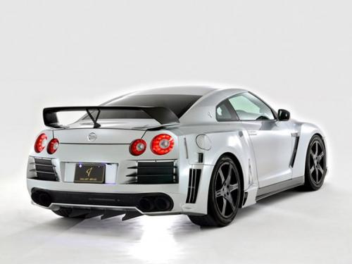 Abflug Nissan GT - R (R35) (2011-Present). 01