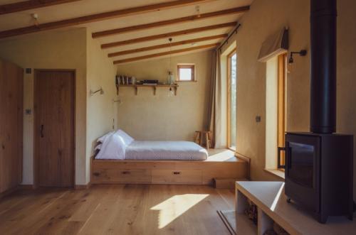 Дом Holly Water был спроектирован и построен @Outofthevalley_ltd как жилье в самом сердце Девона, Великобритания. 01