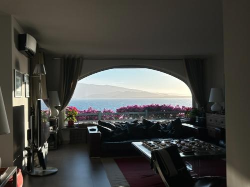 Всем привет.  Звать меня Виктория, мне только исполнилось 18 годиков. 06