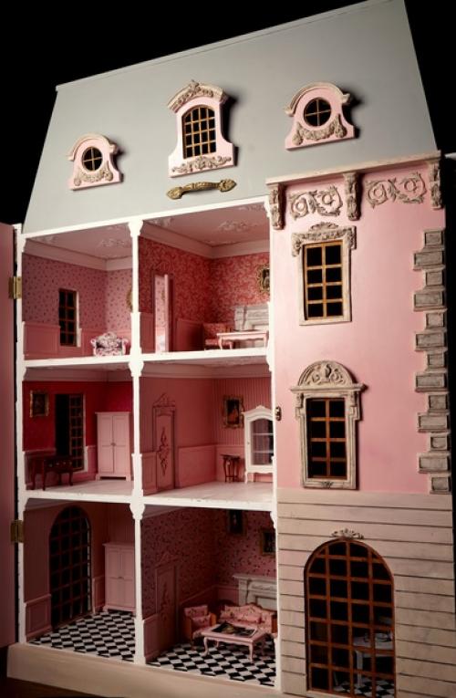 Наша звезда и архитектурная доминанта экспозиции - работа Исаева Даниила, художника - скульптора, работающего в жанре кукольной миниатюры. 04