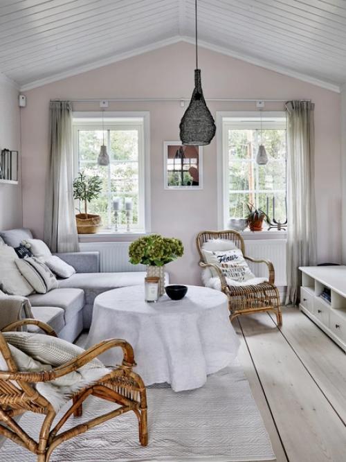 Широкие дощатые полы, изразцовая печь, решетчатые окна и красивая старинная винтажная мебель. 03