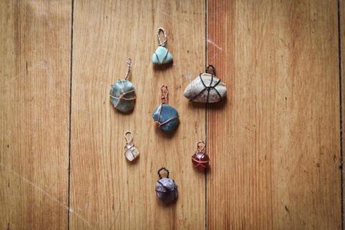 Многим случалось привозить с моря на память красивый камушек. 01