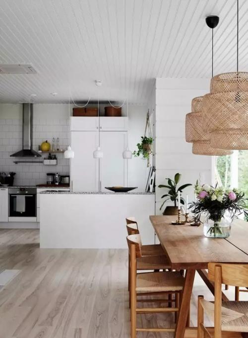 Интерьер этого летнего дома создан из сочетания старой унаследованной мебели и продуманных новых приобретений. 05