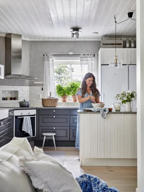 Широкие дощатые полы, изразцовая печь, решетчатые окна и красивая старинная винтажная мебель. 05