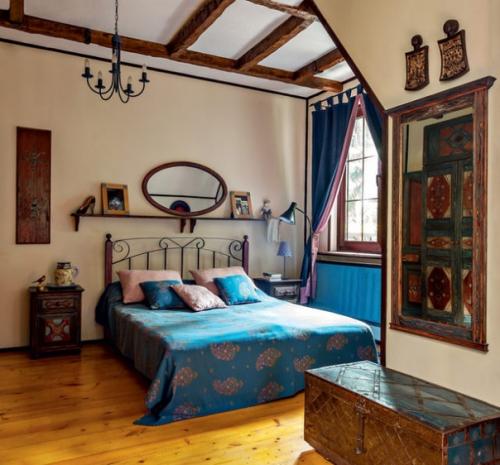 Дом Леонида Парфёнова и его жены Елены, украшенный коллекцией вологодской мебели и утвари конца XIX - начала XX века. 04