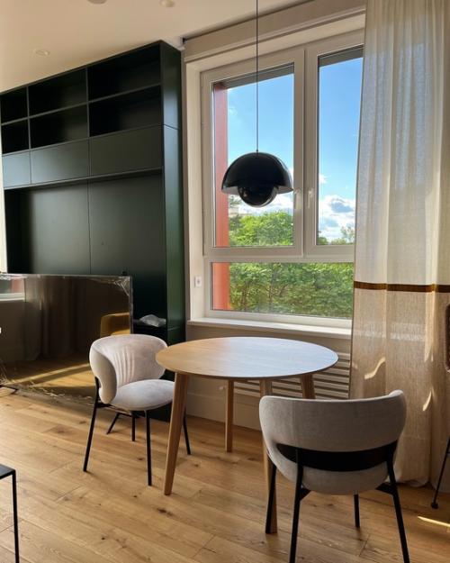 Очень красивая цветовая гамма в современном интерьере открытой кухни - гостиной. 08