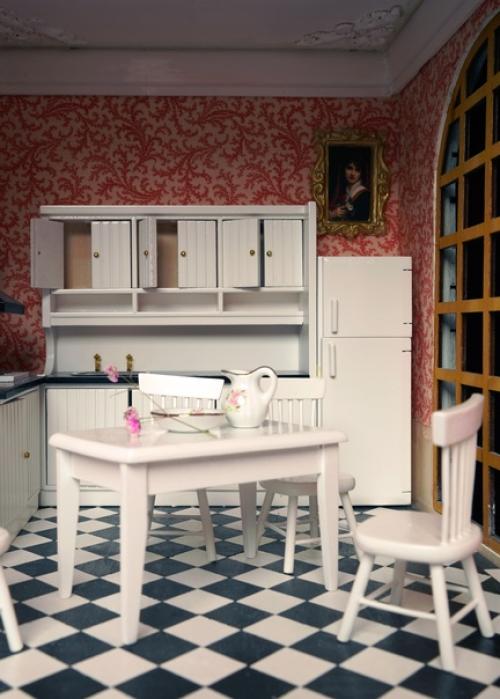 Наша звезда и архитектурная доминанта экспозиции - работа Исаева Даниила, художника - скульптора, работающего в жанре кукольной миниатюры. 07