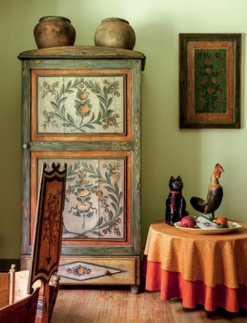 Дом Леонида Парфёнова и его жены Елены, украшенный коллекцией вологодской мебели и утвари конца XIX - начала XX века. 02