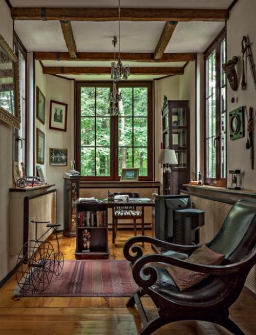 Дом Леонида Парфёнова и его жены Елены, украшенный коллекцией вологодской мебели и утвари конца XIX - начала XX века. 03