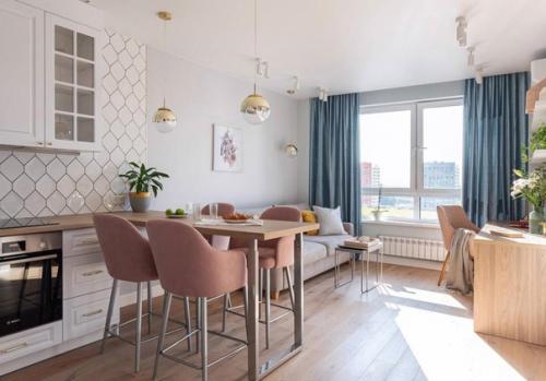 Интерьер однокомнатной квартиры воплощает нежный и элегантный дизайн в пастельных оттенках, что придает ему удивительную привлекательность. 02