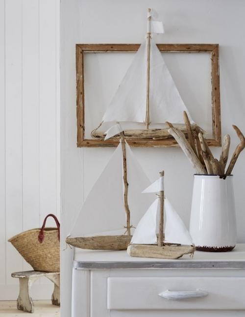 Кораблики из палочек и дощечек, вынесенных на берег, можно сделать вместе с детьми. 02