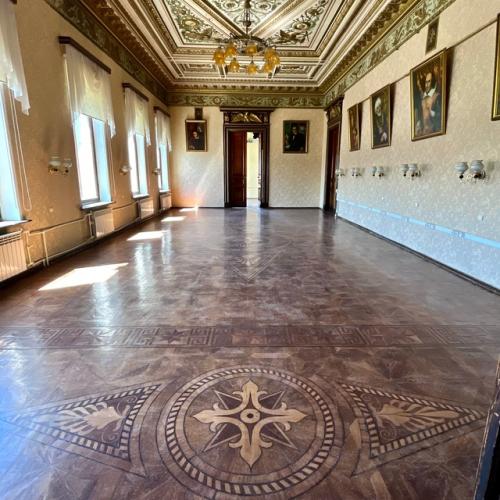 Из коридора мы в центральный гостиный зал потолок попадаем! 05