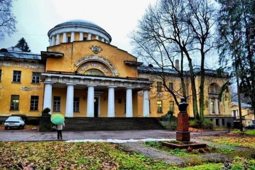 Шуваловский парк.  Парк сам по себе хорош, тенист и совершенно запущен, что, между прочим, составляет чуть ли не лучшую его сторону. 02