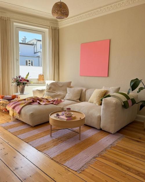 Уютная квартира с базовым светлым интерьером, мастерски украшенная ярким текстилем, декором и цветами, оживает благодаря смелым акцентам. 01