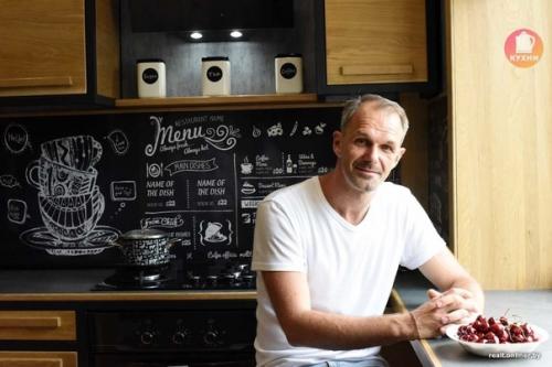 Андрей из Гомеля потратил 1, 5 года на то, чтобы сделать из убитой хрущевки конфетку. 09