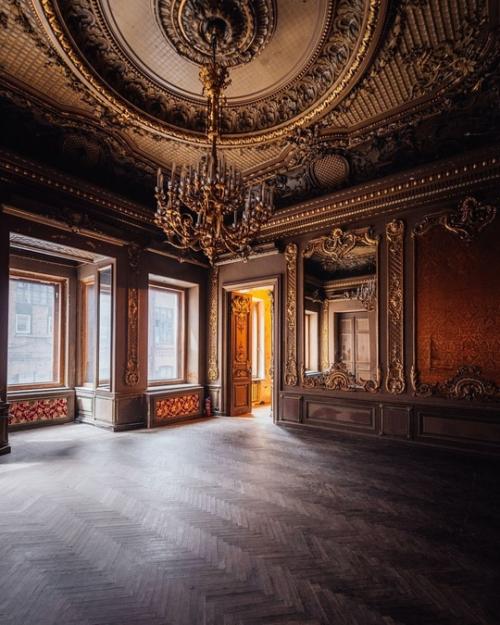 В интерьерах особняка Брусницыных. 02