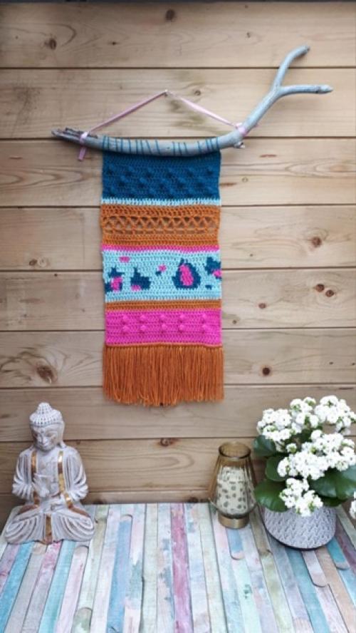 В последнее время в мире дизайна появился новый тренд - украшение интерьера с помощью вязаного панно. 03