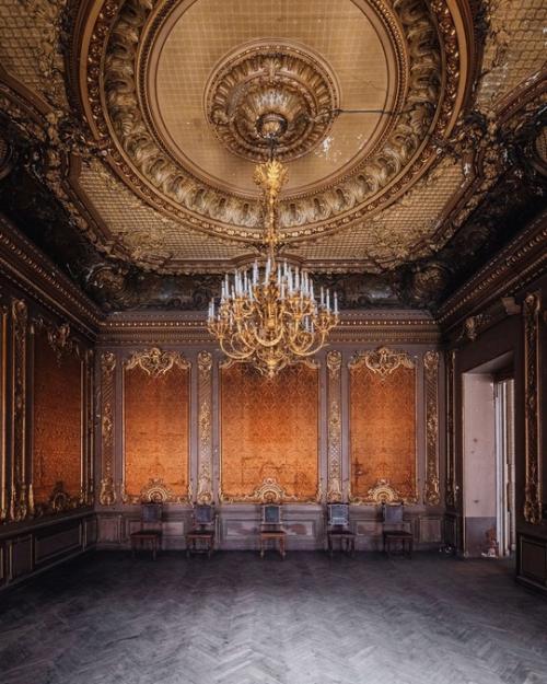 В интерьерах особняка Брусницыных. 01